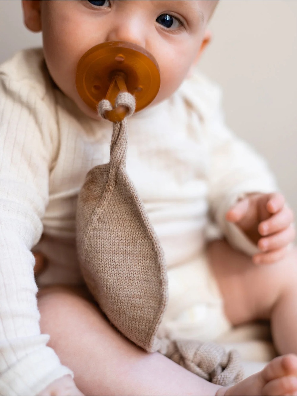 HVID Comforter Titi wool knit binki pacifier holder